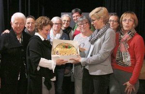 Für den neu gewählten Vorstand überreicht Dorothée Schenk ihrer Stellvertreterin Gisela Urban die „Kleine Hände“-Torte als Dankeschön. Nach achtjähriger Amtszeit kandidierte Gisela Urban nicht mehr als 2. Vorsitzende. Foto: Arne Schenk