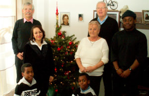 Prof. Detlev Grützmacher (l hinten) und Dr. Dieter Scheidt (r hinten) überbrachten persönlich die Bäume an (v.l.) Magret Abdelshahid, Gaby Mauermann und Familie Koko aus Jülich. Foto: Günther Hamacher