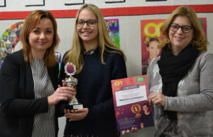 Schulleiterin Christiane Clemens (v. r. n. l.): ist stolz auf ihre Schülerinnen. Schülersprecherin Nathalie Richter erhält von Sandra Kozlowski (AOK) Pokal und Urkunde. Foto: MGJ