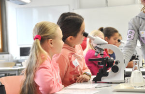 Der Nachwuchs am Mikroskop. Beim Mädchengymnasium Jülich durften sich die Viertklässlerinnen ausprobieren. Foto: MGJ