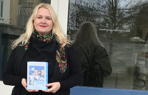 Die neue Leiterin der VHS Jülicher Land, Claudia Schotte, präsentiert das neue Programm. Foto: Stadt Jülich