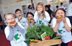 Mit einer Aktion sollen Kinder der KGS Jülich Appetit auf gesunde Pausenbrote bekommen. Foto: P.U.N.K.T.