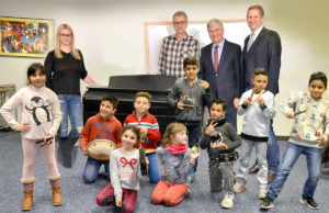 Dozentin Jasmin Zymelka, (v.l.n.r.), Leiter Bernhard Dolfus, Vorstand Lions Club Jülich, Dieter Schnabel und Michael Schöning und Kinder aus dem geförderten Kleinen Orff-Orchester der Musikschule. Bild: Musikschule Stadt Jülich