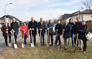 Der erste Spatenstich ist getan: Landrat Wolfgang Spelthahn, Langerwehes Bürgermeister Heinrich Göbbels und die Projektbeteiligten stellten die Baumaßnahme an der Kreisstraße 45 vor. Foto: Kreis Düren