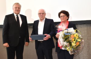 Landrat Wolfgang Spelthahn (l.) wünschte der scheidenden Schulamtsdirektoren Anna Helene Lürken und ihrem Mann Peter alles Gute für die Zukunft. Foto: Kreis Düren