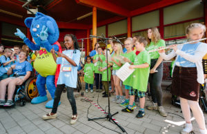 Fröhliche Stimmung auf dem Etappenfest der "Tour der Begegnung" 2018 in Linnich: Kinder singen den neuen Tour-Song von Kinderliedermacher Reinhard Horn. Foto: Martin Scherag / LVR