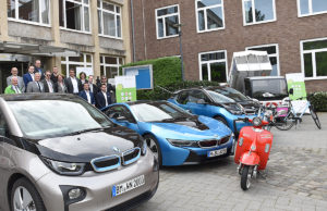 Mobil ohne Benzin und Diesel: Landrat Wolfgang Spelthahn und die Vertreter der Projektpartner laden Firmen aus dem Kreis Düren zu den Mobilitätstestwochen ein. Die Teilnahme ist für sie kostenlos. Foto: Kreis Düren