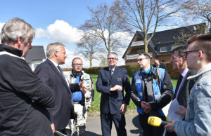 Sie appellierten im Pressegespräch an alle Biker, verantwortungsbewusst zu fahren: Landrat Wolfgang Spelthahn (2.v.l.), Olaf Biethan und Michael Lenzen vom Bundesverband der Motorradfahrer (3. und 5. v.l.), Polizeioberrat Wolfgang Heimbach (Mitte) und Hürtgenwalds Bürgermeister Axel Buch (2.v.r.). Foto: Kreis Düren