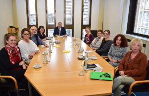 Verwaltungsratsvorsitzender Landrat Wolfgang Spelthahn (Mitte) und die Verwaltungsvorstände Elke Ricken-Melchert (4.v.l.) und Hubert Brüßeler (3.v.l.) blickten mit den Leiterinnen der Kreismäuse-Kitas auf ein erfolgreiches Jahr zurück und auf ein nicht minder arbeitsreiches voraus. Foto: Kreis Düren