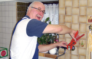 Wenn der Wasserhahn tropft oder der Abfluss verstopft ist, hilft Theo Granderath. Foto: Stadt Jülich/E.Fasel-Rüdebusch