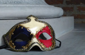 Venezianische Maske auf einem Abguss eines der Originalpostamente des Südportals der Zitadelle im Schlosskeller; Foto: Stadt Jülich / Gatzen