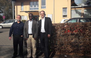 Caritas-Vorstand Dirk Hucko (v.r.) stellt Emmanuel Ndahayo von der Integrationsagentur gemeinsam mit Fachbereichsleiter Rudolf Stellmach vor. Foto: Erik Lehwald/Caritasverband Düren-Jülich