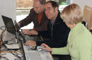 Das Prinzip der gegenseitigen Unterstützung macht "Senioren ins Netz" aus, wie hier (v.l.) Theo Syberichs, Jürgen Meißbugrer, Margot Fromm. Foto: Stadt Jülich