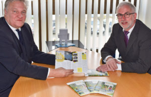 Landrat Wolfgang Spelthahn (l.) ist überzeugt, dass auch die neunte Auflage des Hefts von Dr. Norbert Dreßen wieder viele Menschen zu Ausflügen in der Region animiert. Foto: Kreis Düren