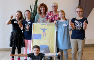 Die Koslarer Jungforscher mit Schulleiterin Stella Rath (3.v.l.) und ihrer Lehrerin Andrea Rathmann (4.v.l.) in Essen. Foto: GGS Jülich-West