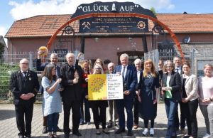 "Netzwerk Museum: Neue Wege, neue Besucher!": Schirmherr Landrat Wolfgang Spelthahn und die Leiter von zehn Kulturhäusern stellten der Presse die Programme zum Internationalen Museumstag 2018 vor. Wie stets, gilt ein Coupon, der in der lokalen Presse zum Ausschneiden abgedruckt wird, am 13. Mai als Fahrscheinersatz für Museumsbesucher. Foto: Kreis Düren