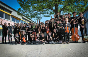 Das Schulorchester der GGS Jülich-West in Koslar unter der Leitung von Andrea Rathmann (links). Foto: Arne Spangenberg