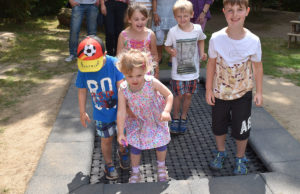 Sofort erobert: Das Bodentrampolin im Rochus-Kindergarten. Foto: M. Göbbels