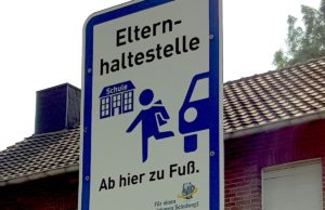 Ab hier geht es für die Jülicher Grundschulkinder zu Fuß weiter: Die Elternhaltestelle setzen ein Zeichen. Foto: Stadt Jülich/Fasel-Rüdebusch