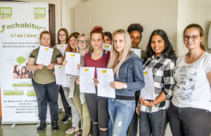 Schülerinnen der Fachoberschule für Ernährung Jülich mit Teilnahme-Zertifikat. Foto: Schule