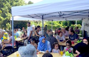 Der schattige „Biergarten“ lud ein zu guten Gesprächen bei Musik, leckerem Essen und kühlen Getränken. Foto: Stadt Jülich / Beatrix Lenzen