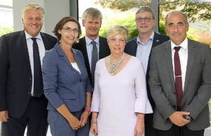 Der Kreis Düren forciert den Breitbandausbau, um noch mehr Haushalte mit schnellem Internet zu versorgen. Auf einer Pressekonferenz stellte Landrat Wolfgang Spelthahn die Pläne mit Anja Wilhelm, Marco Bormann (beide Telekom), Angelika und Stephan Fuß (Soconet Network Solutions) und Walter Weinberger, Leiter des Amtes für Kreisentwicklung und Wirtschaftsförderung (von links), vor. Foto: Kreis Düren