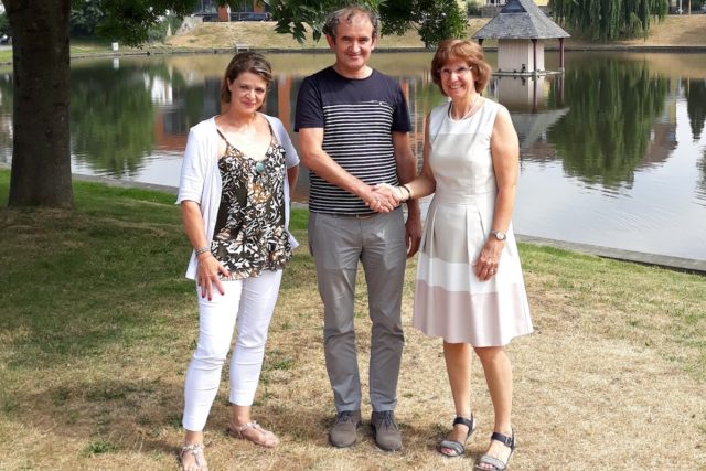 Dezernentin Doris Vogel (rechts) und Beatrix Lenzen, Stadt Jülich (links) danken Emir Tahiri für sein Engagement. Foto: Stadt Jülich/S. Soloveva