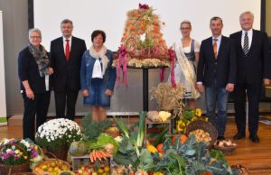 Kreislandwirt Erich Gussen (2.v.r.) überreichte Landrat Wolfgang Spelthahn (r.) bei der Erntedankfeier im Kreishaus den Erntekranz. Die Landfrauen um Margret Frings (l.) und Hedi Feucht (3.v.l) hatten den Saal prächtig dekoriert. Zu Gast waren auch RLV-Präsident Bernhard Conzen und die Rheinische Kartoffelkönig Jessica Krebbing. Foto:Kreis Düren