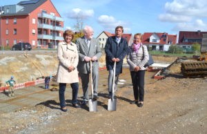 Bürgermeister Axel Fuchs und Investor Karl Heinz Emrich freuten sich beim Spatenstich auf die Realisierung des Großprojektes für den sozialen Wohnungsbau in Jülich gemeinsam mit Dezernentin Doris Vogel und Margret Esser-Faber. Foto: Stadt Jülich/Stein