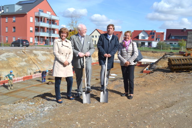 Bürgermeister Axel Fuchs und Investor Karl Heinz Emrich freuten sich beim Spatenstich auf die Realisierung des Großprojektes für den sozialen Wohnungsbau in Jülich gemeinsam mit Dezernentin Doris Vogel und Margret Esser-Faber. Foto: Stadt Jülich/Stein