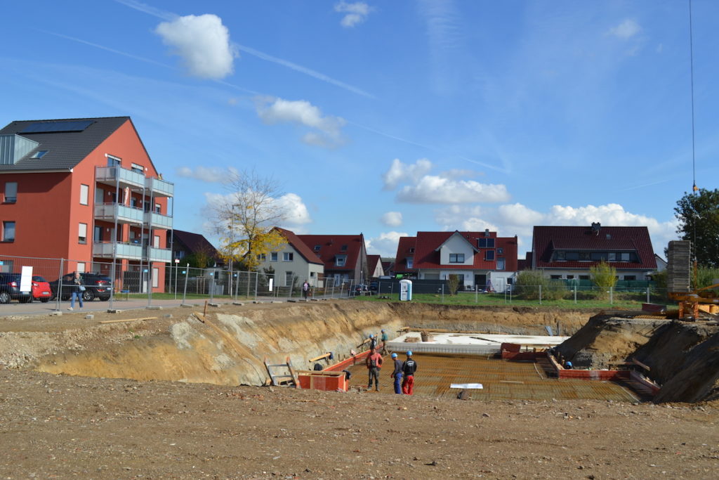 Der Spatenstich war allerdings nur symbolisch, denn es wird bereits fleißig gearbeitet. Die schon vorhandene Kellerplatte zeigt die Ausmaße des Großprojektes. Foto: Stadt Jülich/Stein