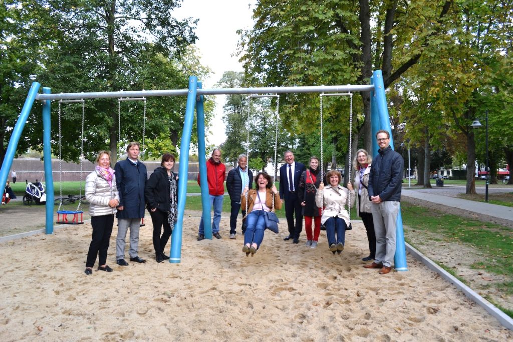 Die Doppelschaukel eignet sich für je zwei große und kleine Kinder. Foto: Stadt Jülich