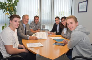 Niklas Scheidweiler (l.) und Stefan Krischer (r.) waren jetzt bei Landrat Wolfgang Spelthahn zu Gast, um mit ihm und Mitarbeitern der Kreisverwaltung Absprachen für die große Schülerkonferenz im Kreishaus zu treffen. Foto: Kreis Düren