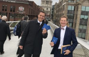 „Please stay“: IHK-Präsident Wolfgang Mainz (l.) und IHK-Hauptgeschäftsführer Michael F. Bayer sprechen nahe der St.-Pauls-Kathedrale auch die Londoner Bürger an. Foto: IHK Aachen