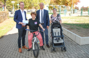 Die ersten „Räder“ sind schon angekommen. Maurice Emunds (v.l.), Dorothée Schenk, Georg Blömer und Elisabeth Hartmann im Schulterschluss im Projekt „Kleine Hände machen mobil.“ Foto: Hubert Riesinger/ETC