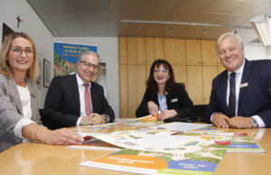 "Einer für alle!": Carolin Möller (v.l.), Dirk Hürtgen (Sparkasse Düren), Elke Ricken-Melchert und Landrat Wolfgang Spelthahn hoffen, dass der Jahreskalender 2019 vielen Familien nützlich ist. Foto: Kreis Düren