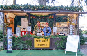 Am Stand der Stadt Jülich auf dem Jülicher Weihnachtsmarkt gibt es ab dem 22. November traditionelle und neue Souvenirs der Stadt Jülich, die Dauerkarten des Brückenkopf-Vereins und Präsentationen zahlreicher Vereine, Organisationen und Institutionen der Stadt Jülich. Foto: Stadt Jülich