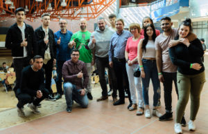 Carsten Stahl (Mitte) mit Bürgermeister Axel Fuchs, Dezernentin Doris Vogel, Jugendtreffleiter Sascha Römer, Amtsleiter Christoph Klemens und den Veranstaltungs-Initiatoren & Roncalli- Jugendtreff-Besucher. Foto: Dominik Merres