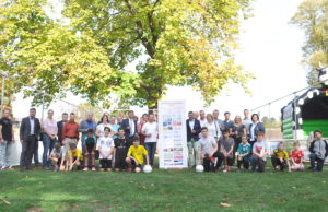 Auf dem Schlossplatz wurde das mobile Fußballfeld im Beisein vieler Sponsoren an die Stadt Jülich übergeben und mit einem kleinen Turnier von Kindern und Jugendlichen begeistert eingeweiht. Foto: Stadt Jülich / Stein