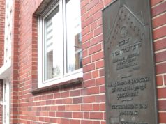 Gedenktafel in der Straße "An der Synagoge". Foto: Dorothée Schenk