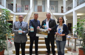 Gemeinsam bitten sie um Spenden für den Volksbund: v.l.: Oberstleutnant Michael Kommos, Bürgermeister Axel Fuchs, Ortsvorsteher Helmuth Kieven und Silvia Hamacher, Leiterin des Bürgermeisterbüros. Foto: Stadt Jülich