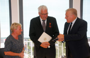 Landrat Wolfgang Spelthahn (r.) zeichnete Hans-Jügen Pelzer wegen seines großen ehrenamtlichen Engagements im Beisein seiner Ehefrau Elke mit dem Verdienstkreuz am Bande aus. Foto: Kreis Düren