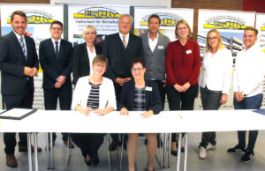 Die Leiterin des Berufskollegs Kaufmännische Schulen, Elvira Pürling (vorne rechts), und die Vizepräsidentin der Hochschule Göttingen, Prof. Antje-Britta Mörstedt (vorne links), unterzeichneten im Beisein von Landrat Wolfgang Spelthahn (hintere Reihe / 4. v. l.) sowie weiteren Verantwortlichen die Kooperationsurkunde. Foto: Kreis Düren