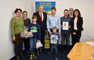 Der Ballon von Lenni Hucko (Mitte) war fast 500 Kilometer geflogen. Dafür erhielt er als Gewinner des Wettbewerbs am Radaktionstag des Kreises Düren einen Gutschein für eine Fahrt im indeland-Ballon. Foto: Kreis Düren