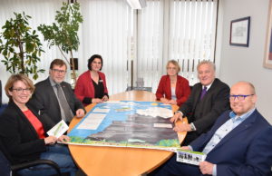 Sie wollen jungen Leuten den Einstieg in die Berufswelt erleichtern (v.l.): Ellen Stollenwerk, Uwe Günther, Sabrina König, Sibylle Haußmann, Landrat Wolfgang Spelthahn und Gisbert Kurlfinke. Foto: Kreis Düren