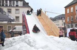 Bürgermeister Axel Fuchs beim "Proberodeln". Foto: Stadt Jülich/ Gisa Stein