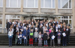 Neuer Rekord: Landrat Wolfgang Spelthahn verlieh jetzt 83 Mitarbeiterinnen und Mitarbeitern der Kreisverwaltung oder deren Angehörigen das Sportabzeichen. Foto: Kreis Düren