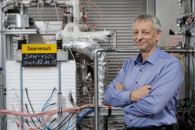 Prof. Ludger Blum neben reversibler Hochtemperatur-Brennstoffzelle am Institut für Energie- und Klimaforschung (IEK-3). Foto : Forschungszentrum Jülich / R.-U. Limbach