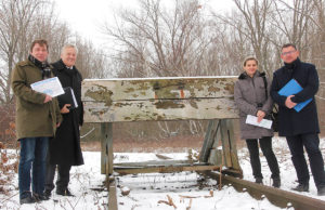 Stellten Erweiterungspläne für das Schienennetz im Nordkreis vor: Landrat Wolfgang Spelthahn (2. v. l.), Ralf Claßen, Marion Schunck-Zenker und Axel Fuchs (von rechts). Foto: Kreis Düren