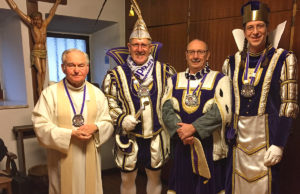 (v. l. n. r.: Pfarrer i. R. Dr. Jöcken, Prinz Bernd I (Cremer), Bauer Hans I (Engels), Jungfrau Viola I (Pleger). Foto: GKG Fidele Brüder Koslar